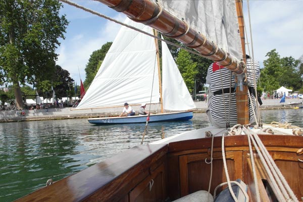 mai 2017 Seine en fête à Nogent le MNJ glissant vers la victoire, vu de Nymphée équipier de Nymphée  en pleine action, vu de dos