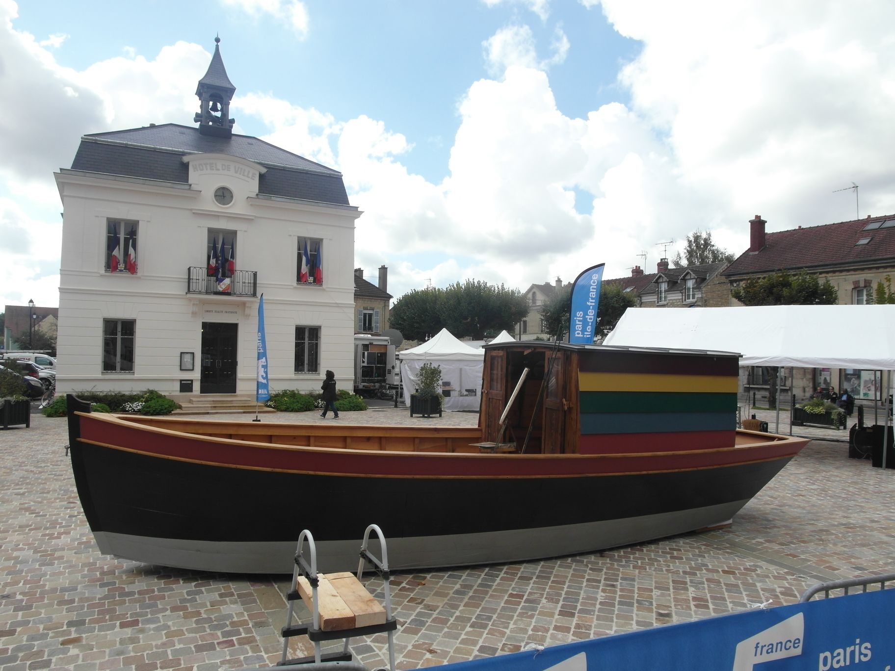 Le bateau est présenté devant l'Hotel de Ville