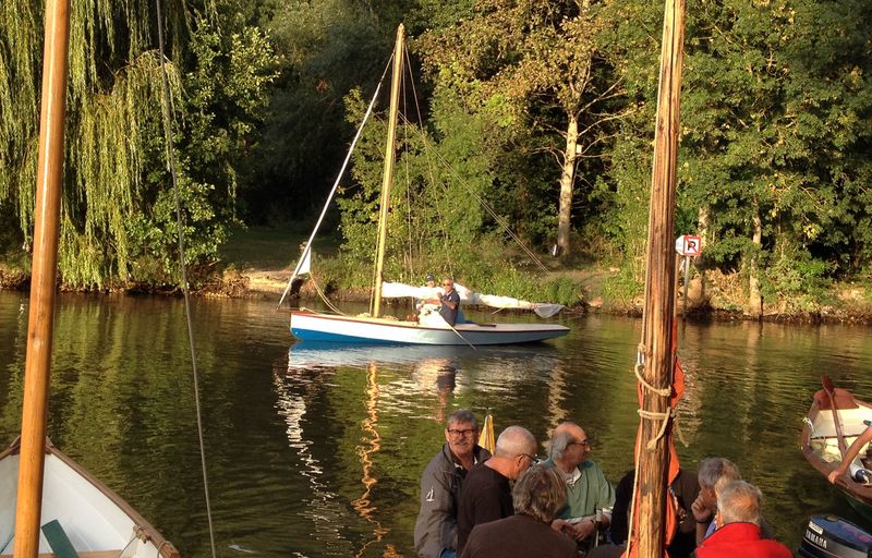 Le MNJ sur l'eau devant une berge 