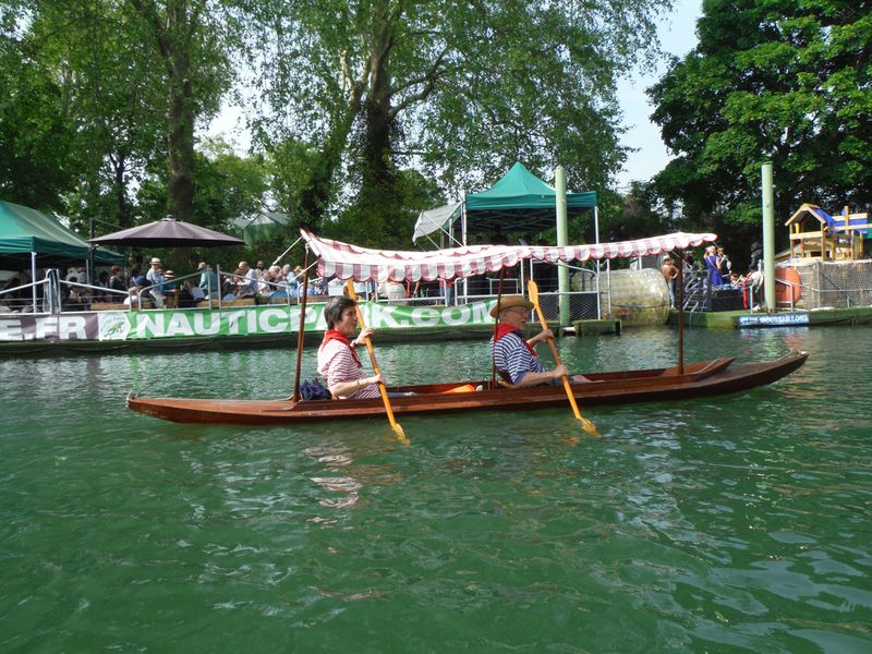 Propser devant la guinguette installée au Nautic Park