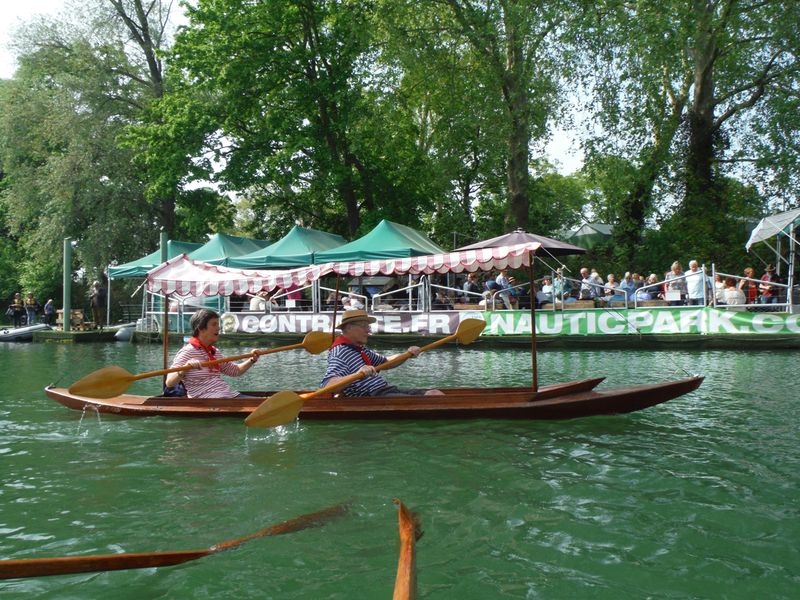 Propser devant la guinguette installée au Nautic Park