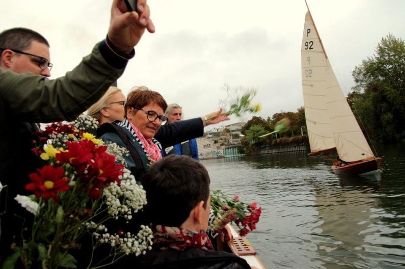 Dispersion de fleurs sur la Seine