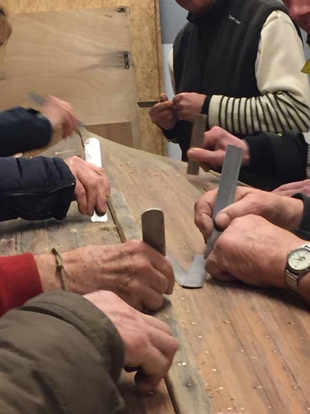 Apprentissage du grattage, technique première de la restauration d'un bateau ancien