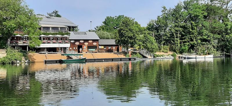 Une nouvelle cale de mise à l'eau et des pontons adaptés aux différents types de bateaux de la collection