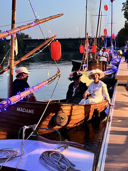 La parade s'apprête à partir à la tombée de la nuit. Sur le bateau de Guy de Maupassant Madame , 2 passagères célèbres