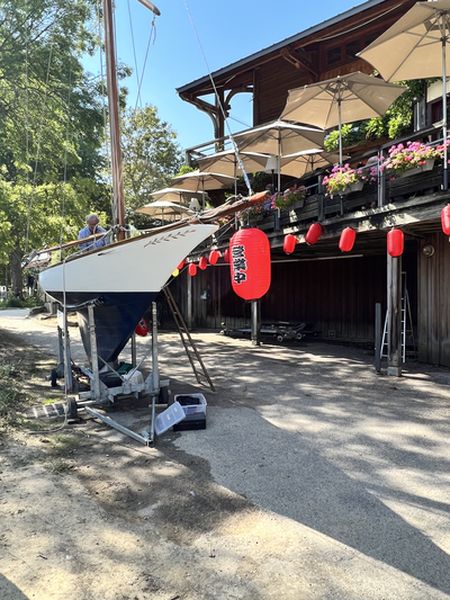 Le voilier mythique dessiné par Gustave Caillebotte, Roastbeef, devant les ateliers de Sequana.